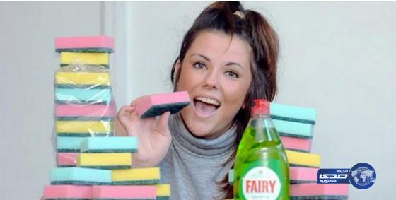 بالفيديو – فتاة تأكل 20 إسفنجه مطبخ يوميًا بسبب مرض نادر