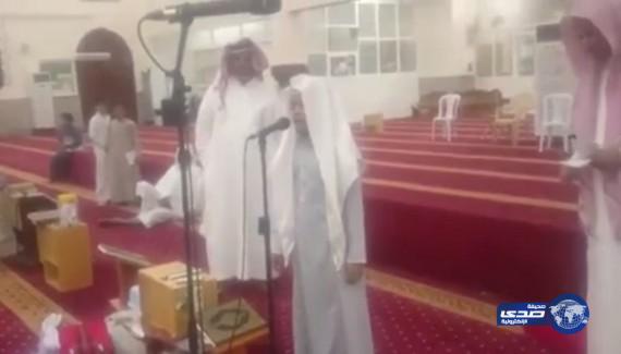بالفيديو.. لحظة ختم الطفل “عبدالرحمن حافظ” القرآن في مكة المكرمة