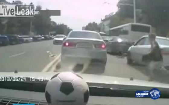 بالفيديو: رجل يهاجم حارس أمن بمقعد دراجة