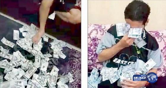 شاب يمسح وجهه بالمال فطالب المغردون بضبطه