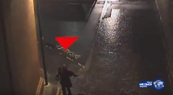 بالفيديو.. لقطات مروعة لمغتصب يحمل ضحيته قبل تنفيذ الجريمة