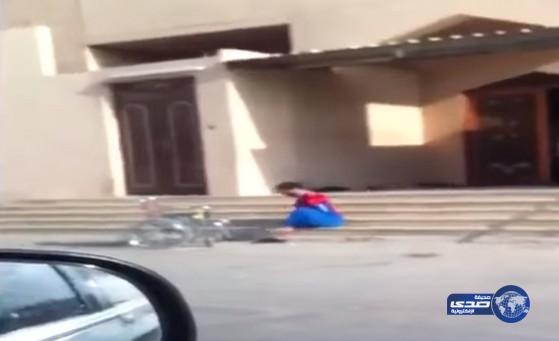 بالفيديو شاب مبتور الرجل والايدي لم تمنعه الاعاقه عن اداء الصلاه بالمسجد‎
