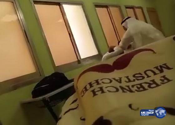 بالفيديو: للمرة الثانية في الامارات معلم يضرب طالباً بطريقة وحشية