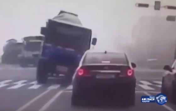 بالفيديو:لحظة مقتل 3 نساء تحطمت سيارتهن تحت خلاط إسمنت
