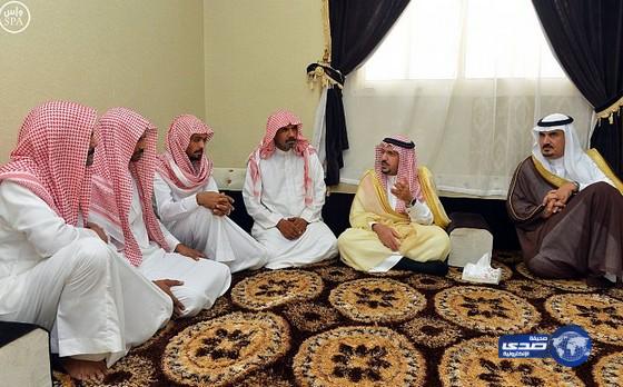 أمير القصيم يعزي ذوي الشهيد المطيري في منزلهم بمحافظة البدائع