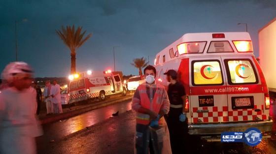 حالتين وفاه و6 إصابات إثر حادث مروري على طريق السيل