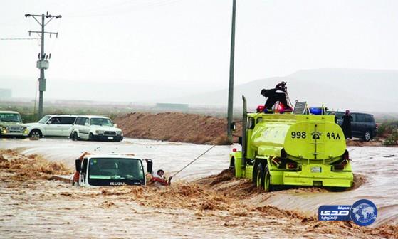 إنقاذ عائلة احتجزتهم الأمطار داخل مركبتهم بوادي سبت الجارة