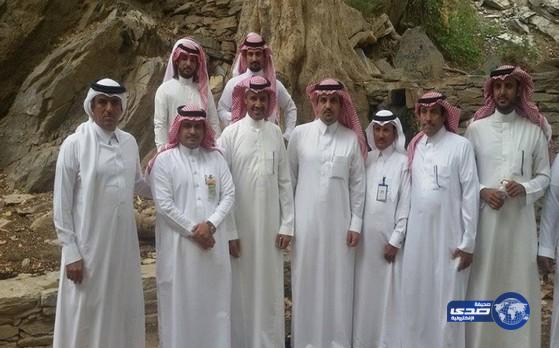 الفنان خالد عبدالرحمن يزور قرية “ذي عين التراثية”(صور)