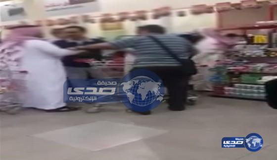 بالفيديو..مشاجرة وحلفان بمركز تجاري شمال الرياض بسبب طابور خبز!