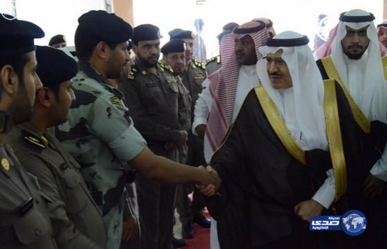 أمير الحدود الشمالية يشيد بمهام رجال الأمن خلال تفقده شرطة المنطقة