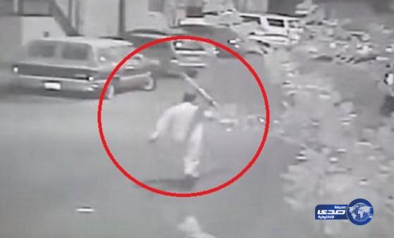 بالفيديو:“تصرف غريب” من شخص قرب بوابة “صحة الطائف” يثير الجدل