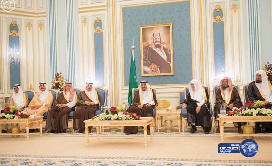 الملك يستقبل الأمراء والعلماء وجموعاً من المواطنين
