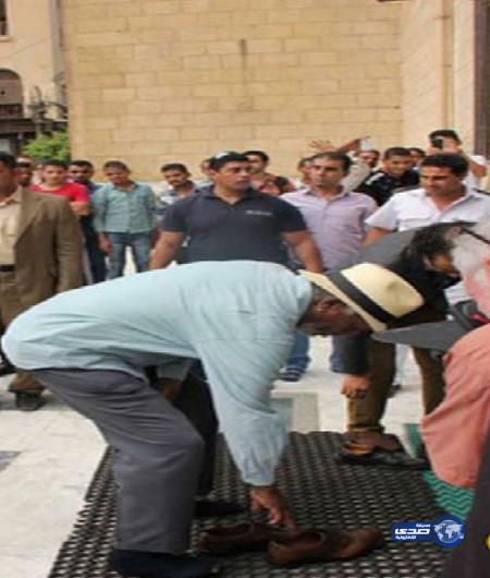 مورغان فريمان عند دخوله المسجد في مصر..