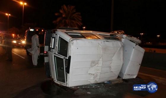 إصابة شاب إثر انقلاب سيارته بحائل