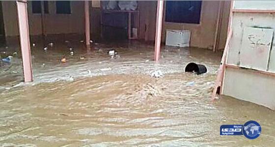 معلمات بصامطة ينقذن طالبات من الغرق بعد أن كشفت الامطار سوء التصريف
