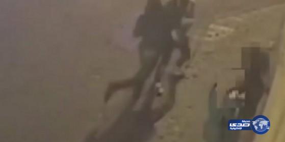 بالفيديو: كيف عاقب زوج غيور رجلاً حادث زوجته؟