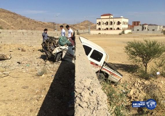 إصابة شابين بإصابات خطيره بعد ارتطام مركبتهم بسور في الباحة