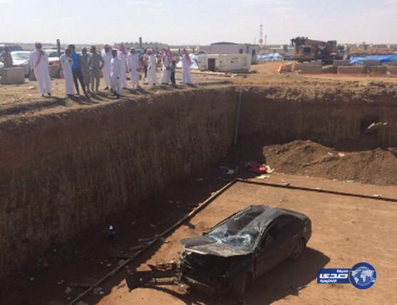 بالصور:وقوع مركبه في حفره تحت الإنشاء في تبوك‎