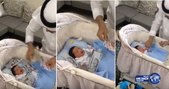 بالفيديو: مواطن يستقبل حفيده على طريقته الخاصة