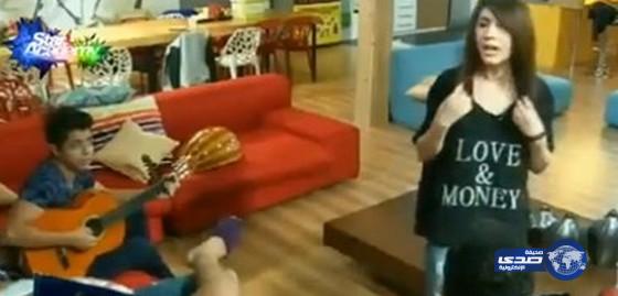 بالفيديو.. “هوشة كلامية” وألفاظ خارجة بين شاب وفتاة في “ستار أكاديمي”