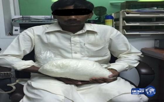 ضبط باكستاني بحوزته 2 كيلو “شبوا” مخدرة بمطار المؤسس