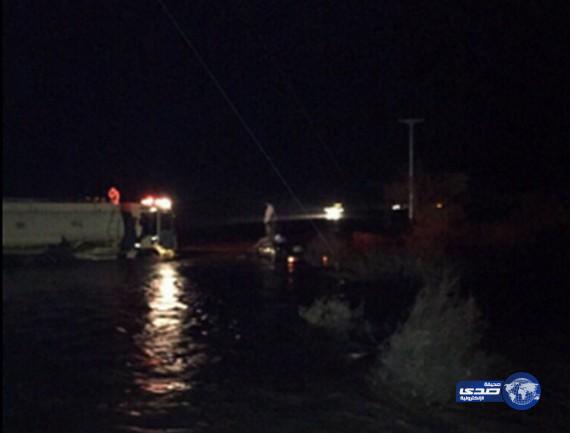 مدني الطائف: إنقاذ ٣ محتجزين في سيل منقول بمنطقة الفريع