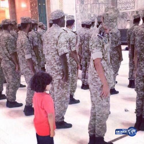 صورة التقت فيها البراءة بالانضباط