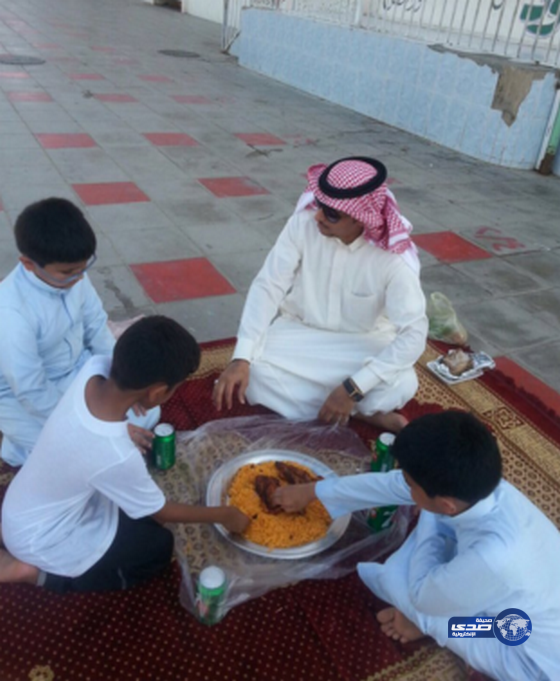 صوره لمعلم يفاجئ طلابه بوجبة غداء بعد تأخر أولياء أمورهم..