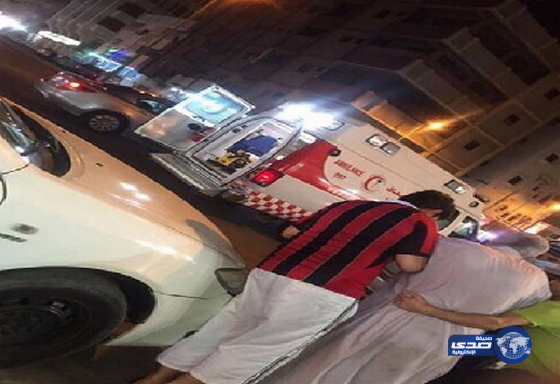 ممرضة سعوديه تنقذ مواطنا من الموت بعد سقوطه في الشارع بينبع