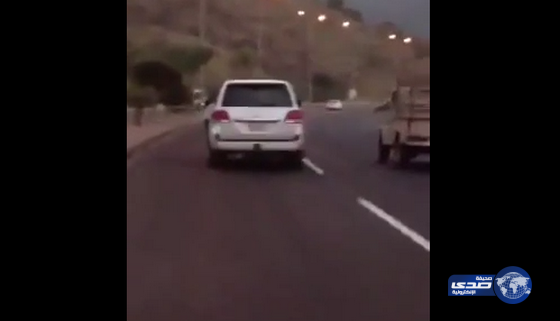 سائق متهور يخاطر بحياة ابنته(فيديو)
