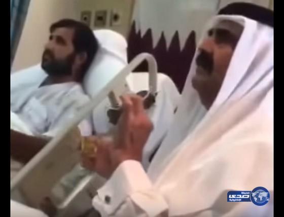 أمير قطر السابق خلال زيارته جندياً مصاباً: “الملك سلمان الله جابه لليمن بالوقت المناسب”(فيديو)