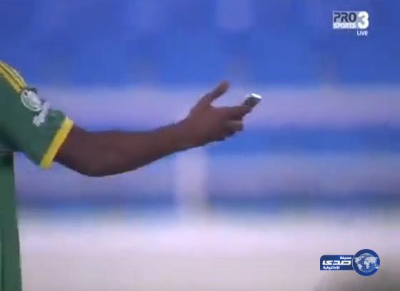 فيديو – النقاط الثلاث تُلقي بـ «أيفون» في طريق لاعب نجراني