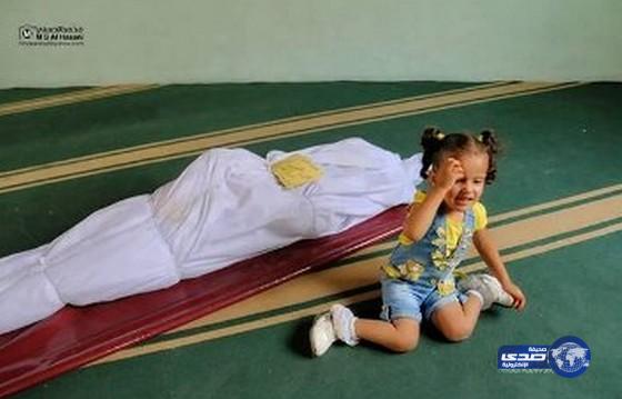 مشهد مؤلم لطفلة تبكي قرب جثة والدتها في تعز