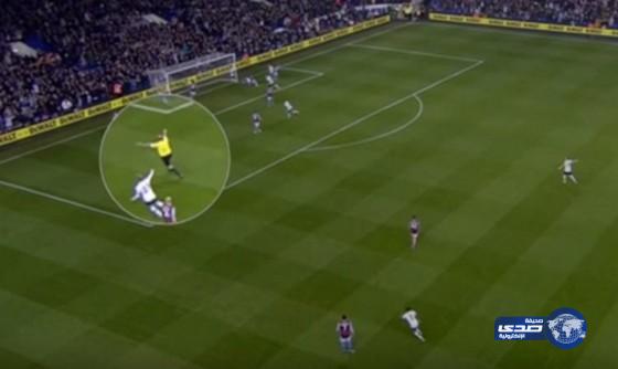 بالفيديو:حكم يحتفل بالهدف أكثر من اللاعب