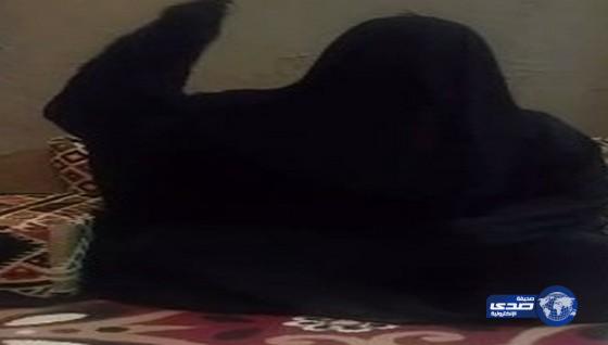 بالفيديو :ام لـ”8″ بنات “تكفى ياخادم الحرمين انقذني من قاضي بيخرجني من بيتي!