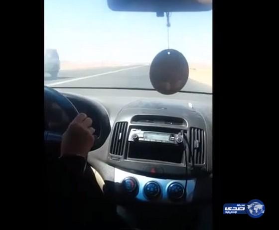 بالفيديو.. فتاة تقود سيارتها لتعليم سائقها الجديد القيادة وتستعين بخادمتها للترجمة
