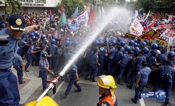 الشرطة الفلبينية تستخدم مدافع المياه لتفريق محتجين أثناء قمة «أبيك»