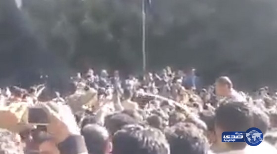 فيديو: طلاب يرمون محمد علي الحوثي بالحجارة في مدرسة بصنعاء