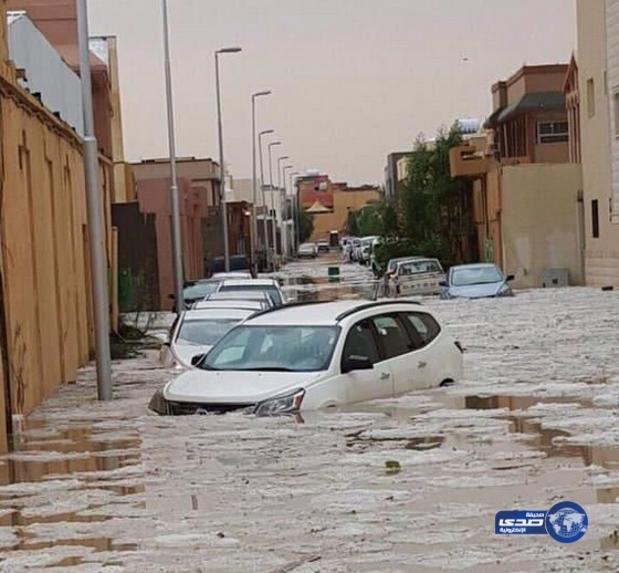 مدني القصيم يخلي 3 منازل داهمتها السيول ببريدة