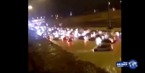 بالفيديو.. غرق مخرج 33 بالرياض واحتجاز عدداً من السيارات داخله