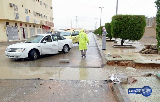 مدني الرياض : وفاة شخص وإنقاذ 85 آخرين احتجزتهم مياه الأمطار