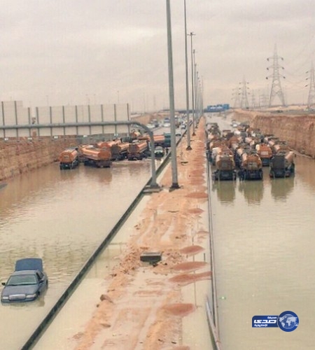 طرق بدائيه لشفط سيول الأمطار..