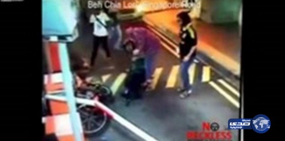 بالفيديو.. شاحنة تدهس سائق دراجة نارية بسنغافورة