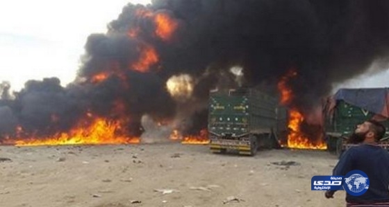 احتراق شاحنات مساعدات عند معبر بين سوريا وتركيا بضربة جوية