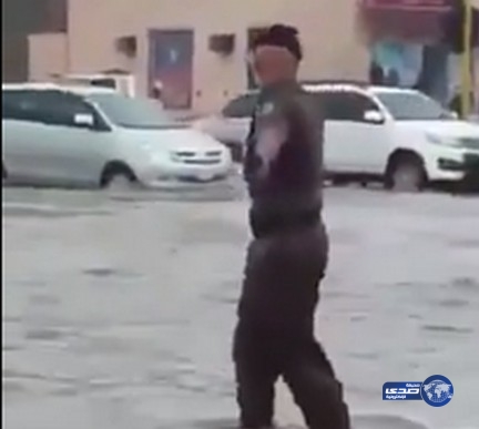 بالفيديو: رجل أمن يتحدى غزارة الأمطار لتنظيم حركة السير