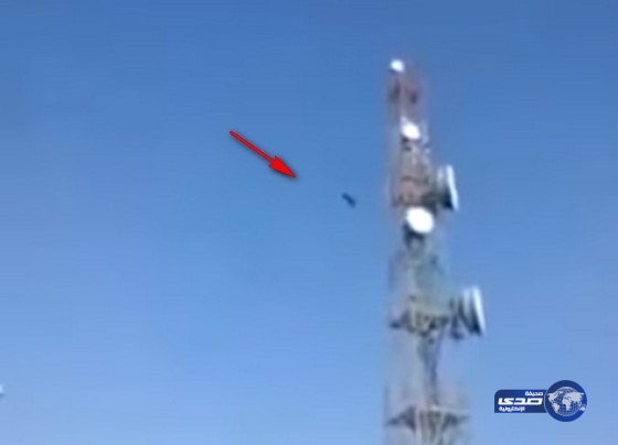 بالفيديو.. لحظة انتحار مصري من فوق برج اتصالات