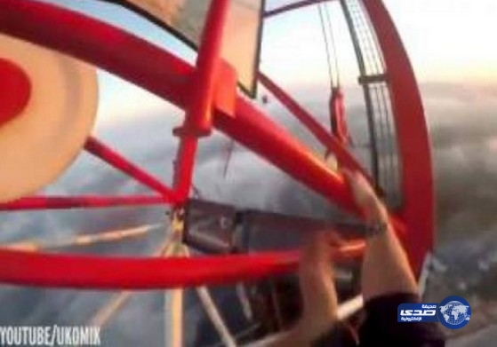 بالفيديو: مغامران يتسلقان جسراً يناطح السحاب في لحظة تحبس الانفاس