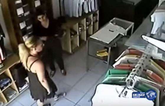 بالفيديو: فتاة حسناء تغافل بائعة لتسرق قطعة ملابس