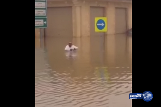 بالفيديو :مُسن يسبح في مياه سيول شارع الخبيب ببريدة