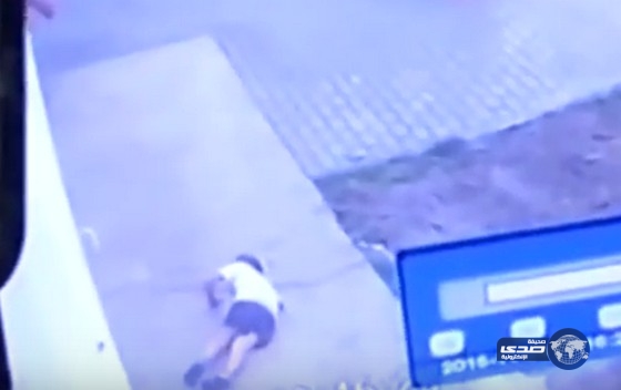 بالفيديو.. لقطات مروعة لطفل يسقط من نافذة حضانة